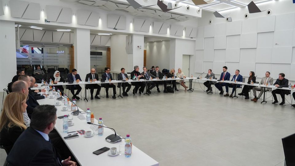 Okrugli sto u PKS u Beogradu: predstavnici srpskih IT kompanija i Privredne komore Dubaija razgovaraju o saradnji.