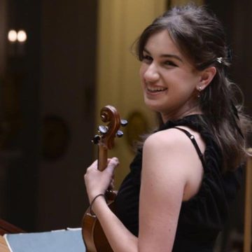 Violinistkinja Ema Simović sa violinom pred nastup u Beogradu.