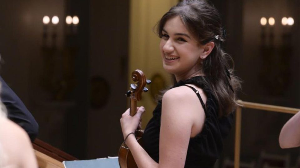 Violinistkinja Ema Simović sa violinom pred nastup u Beogradu.