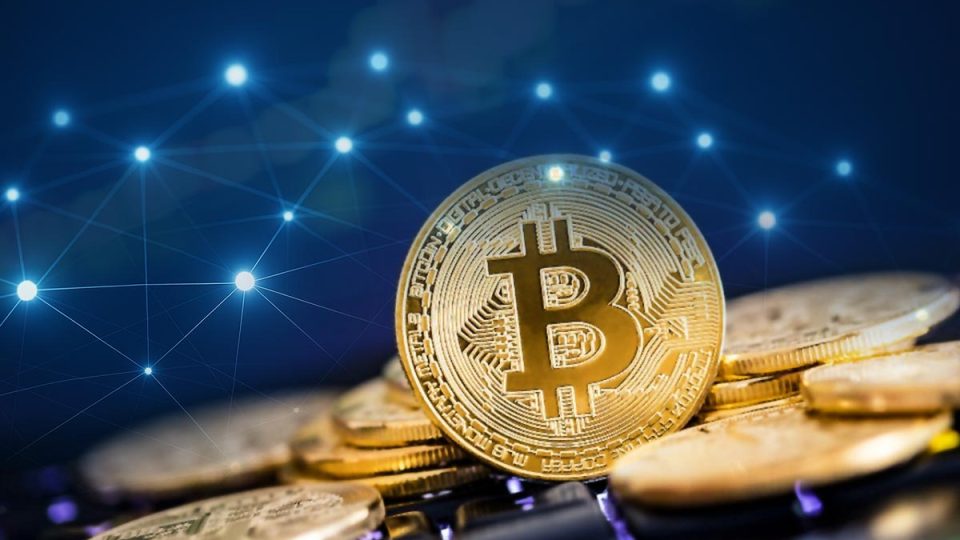Apstraktna mreža svetlećih čvorova i linija na plavoj pozadini, simbol blokčejn (blockchain) mreže.
