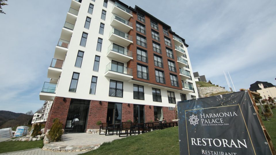 Eksterijer hotela Harmonia Palace na Kopaoniku, sa istaknutim ulazom i tablom „Restoran” u prvom planu.