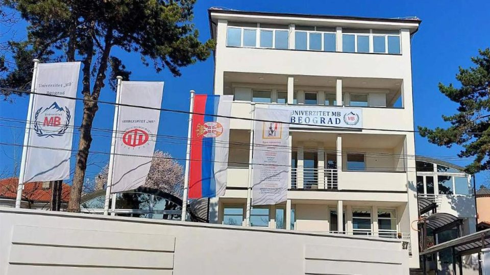 Zgrada Univerziteta MB u Beogradu sa istaknutim zastavama i natpisom „Univerzitet MB Beograd“.