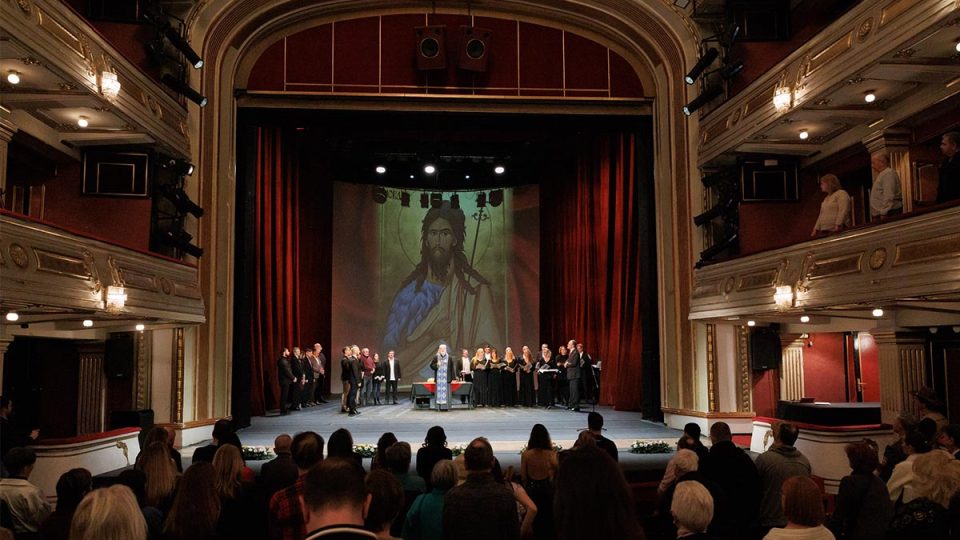 Svečanost obeležavanja 157 godina Narodnog pozorišta u Beogradu i slave Svetog Jovana na Velikoj sceni, uz hor i publiku u sali.